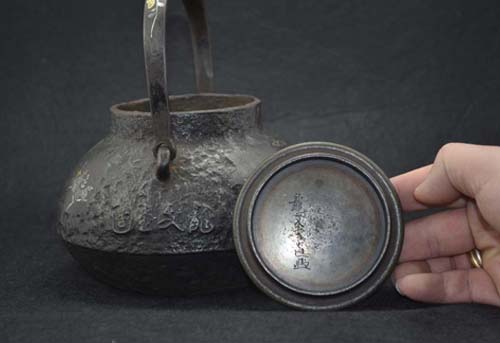江户时期龙文堂主安之介所做的凤凰兽口错金铁壶